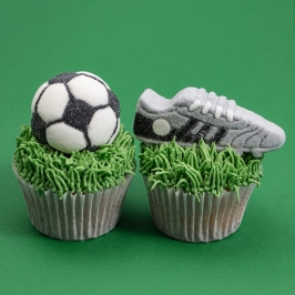 Cupcakes decorados con nubes de azúcar de fútbol PME