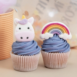 Cupcakes decorados con nubes de azúcar de unicornio y arcoíris