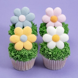 Cupcakes decorados con nubes de azúcar en forma de flores