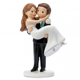 Figura de boda novio sosteniendo a la novia en brazos