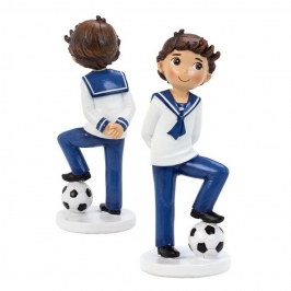 Figura niño marinero de comunión con balón de fútbol de 17 cm sobre base blanca