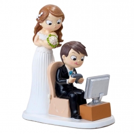 Figura para tarta de boda novio jugando a videojuegos y novia enfadada