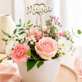 Topper de madera natural Mamá Mopec en ramo de flores