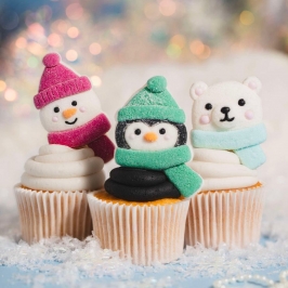 Tres cupcakes navideños decorados con nubes de azúcar Snow Pals