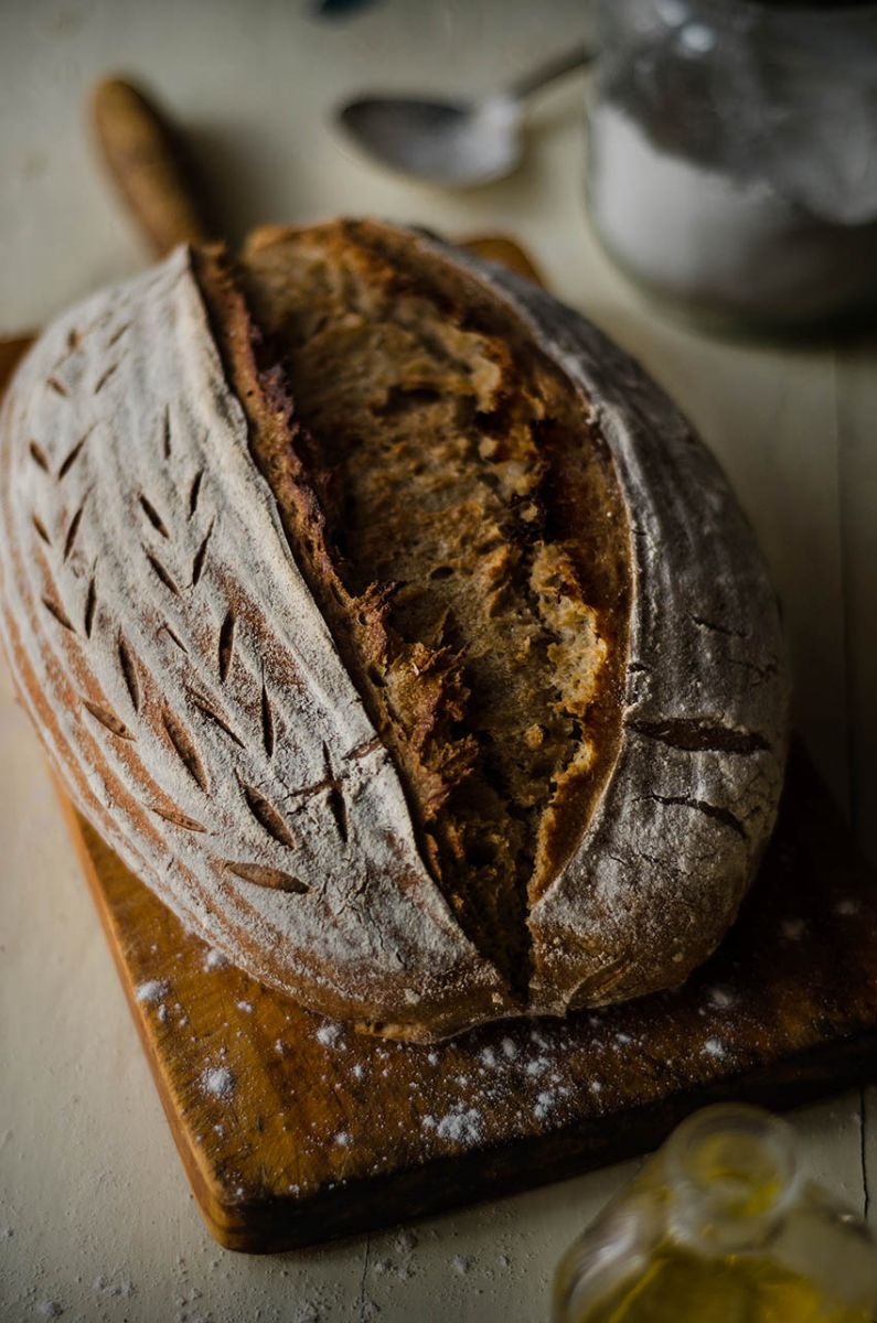 Pan Recién Horneado De Pan De Masa Fermentada De Trigo Con Marcas