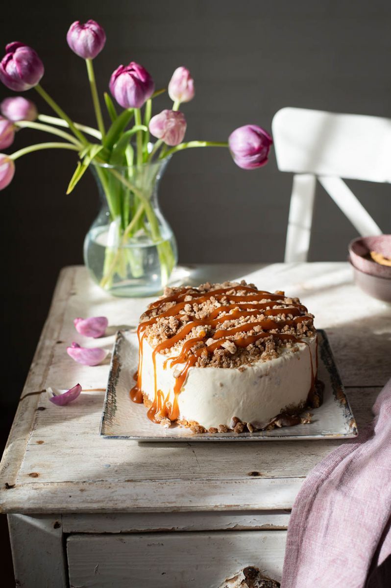 Tarta helada de vainilla y caramelo salado