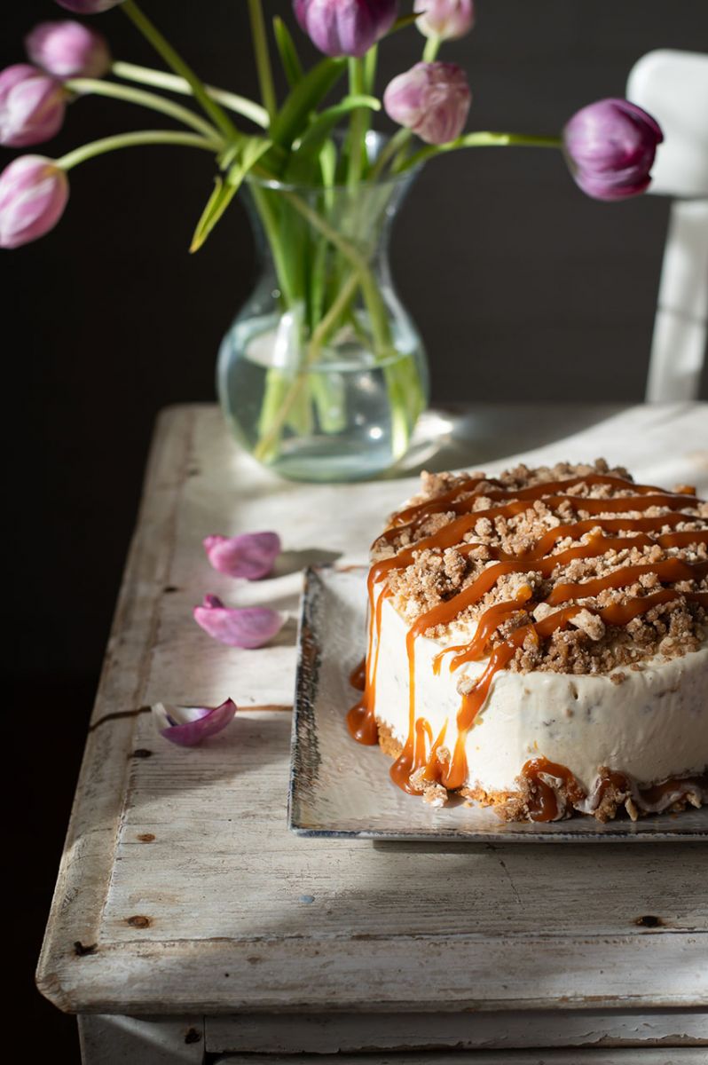 Tarta helada de vainilla y caramelo salado