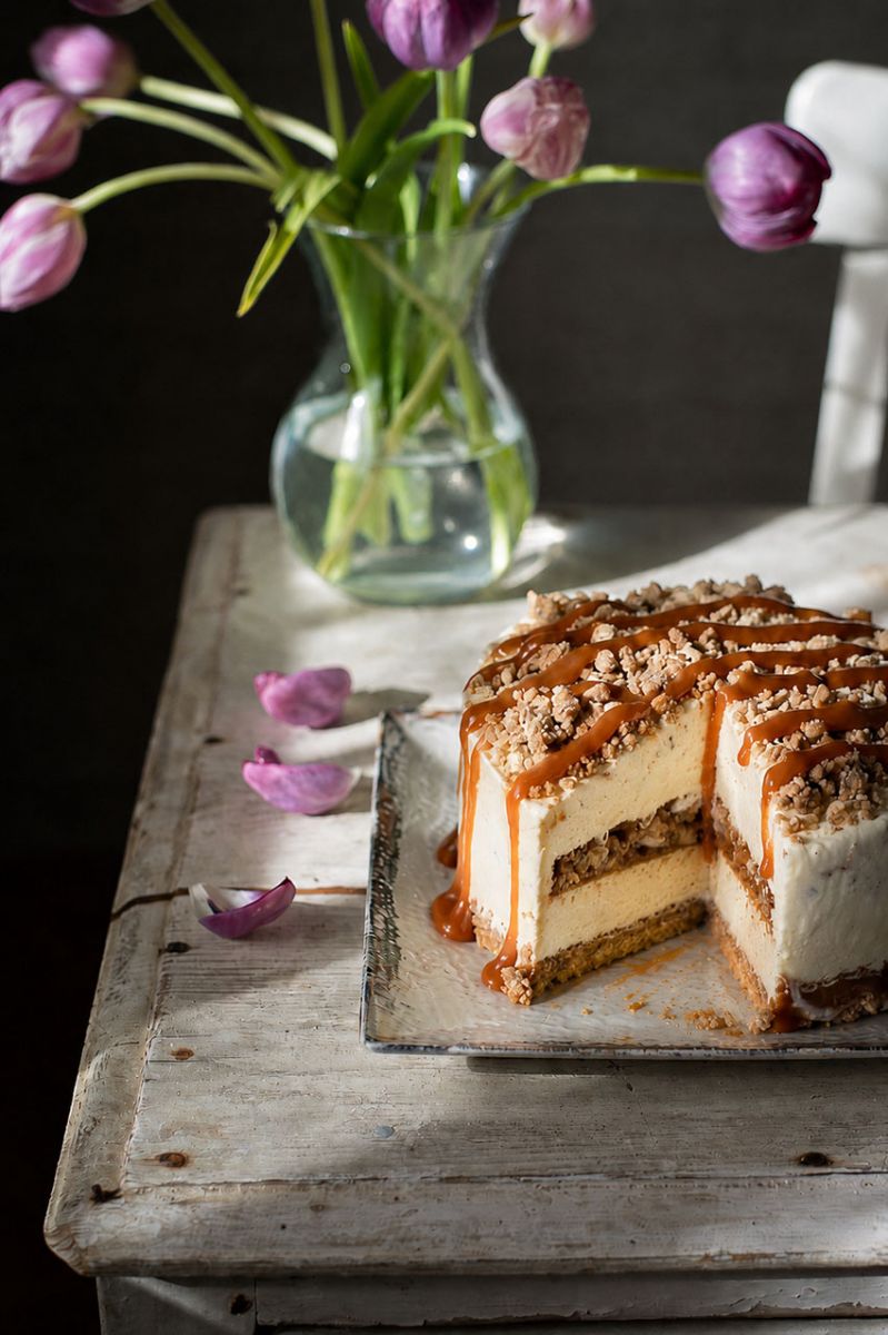 Tarta helada de vainilla y caramelo salado