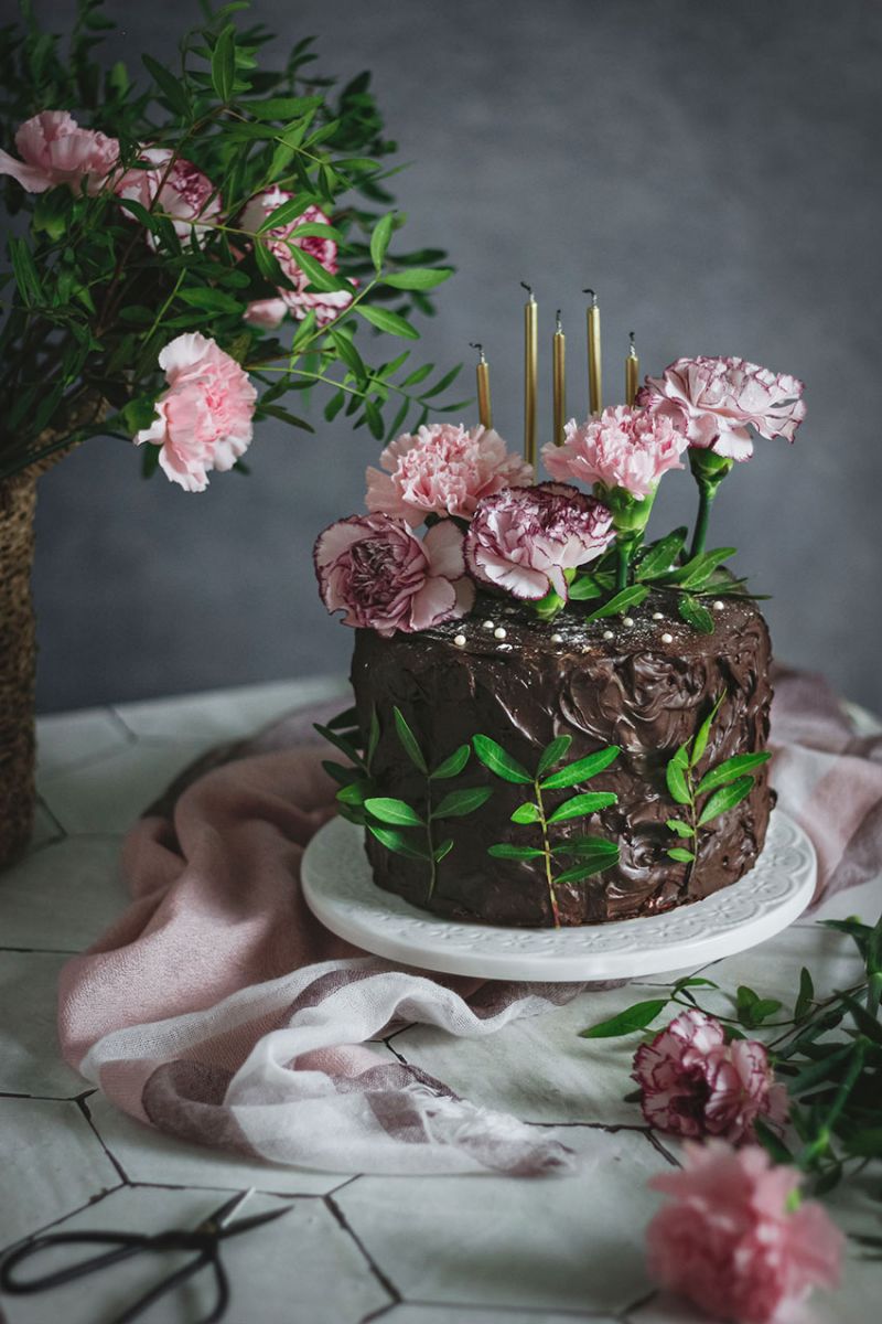 ▷ Tarta Vertical de Chocolate Decorada con Flores Naturales 🌸