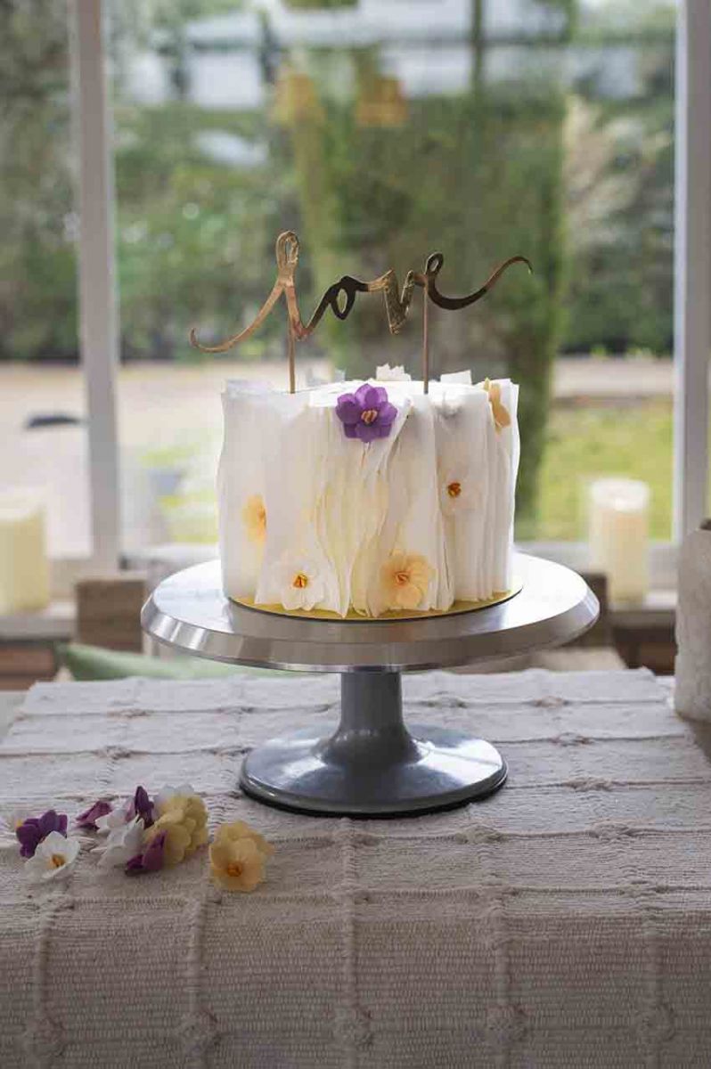 Tarta 3 leches decorada con obleas de arroz