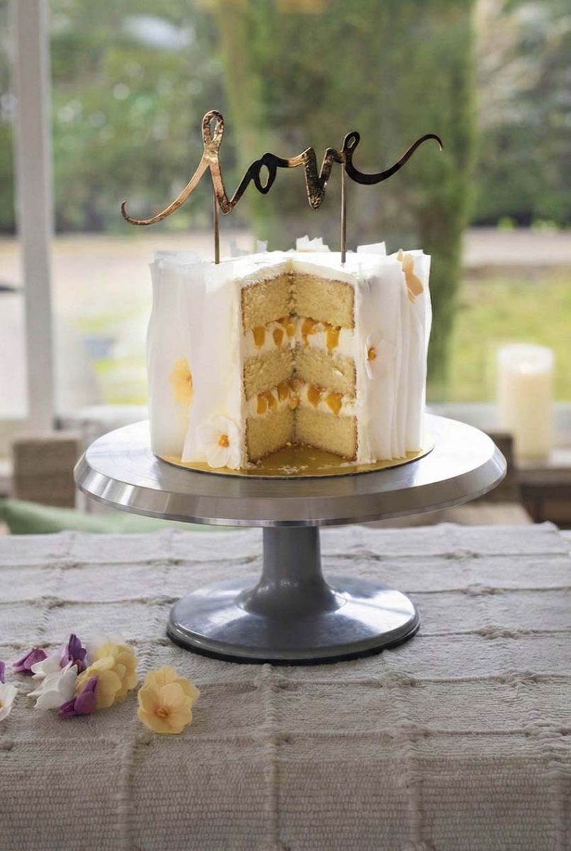 Tarta 3 leches decorada con obleas de arroz