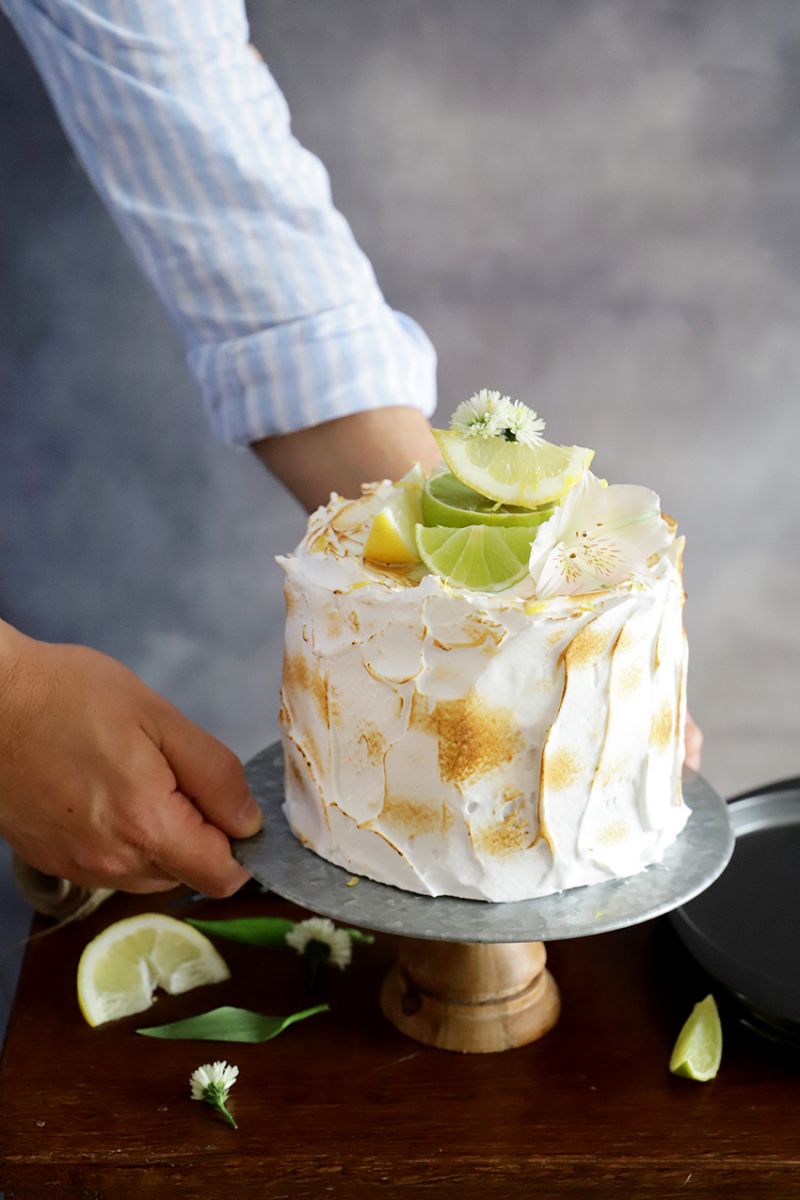 TARTA FROZEN  Bizcocho de limón cubierto con merengue suizo 