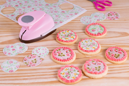 Cómo Pegar Papel de Azúcar y Obleas sobre galletas