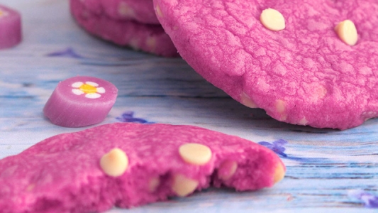 Galletas de violeta con chips de chocolate blanco Galletas de violeta con chips de chocolate blanco