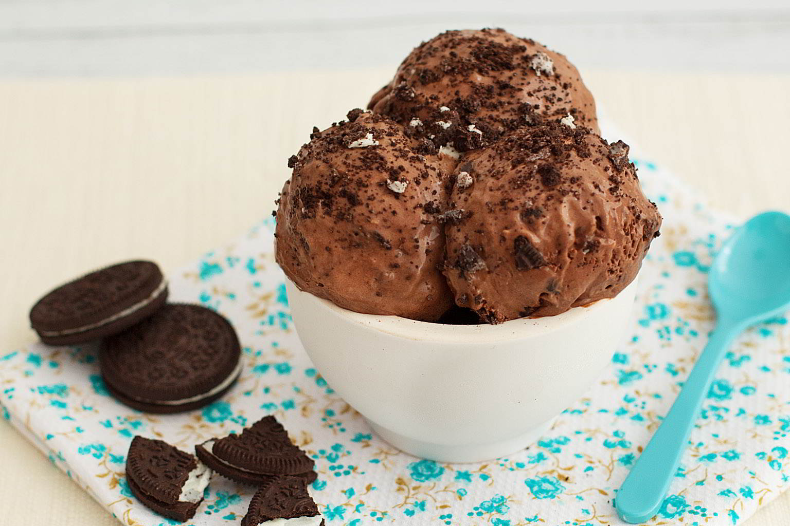Receta de helado de chocolate casero con trocitos de oreo