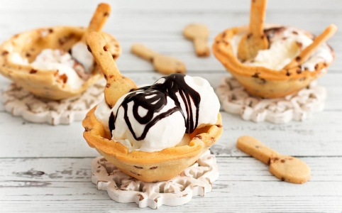 Helado de yogur griego en cuenco de galleta Helado de yogur griego en cuenco de galleta