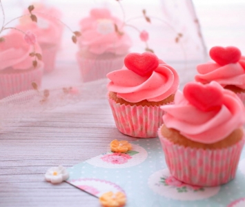 Mini cupcakes de avellanas y fresa ácida Mini cupcakes de avellanas y fresa ácida