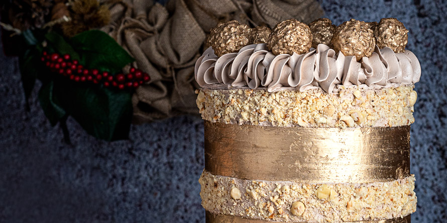 Pastel decorado con 3 texturas de chocolate