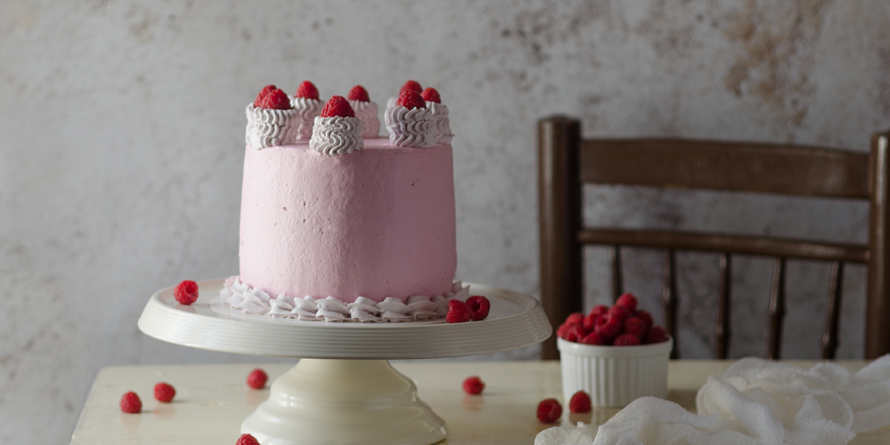 Tarta de cumpleaños de nata y fresa