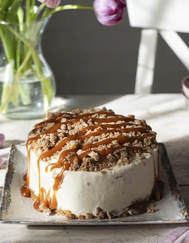 Tarta helada de vainilla con salsa de caramelo y crujiente Tarta helada de vainilla con salsa de caramelo y crujiente