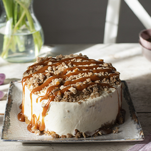 Tarta helada de vainilla con salsa de caramelo y crujiente 