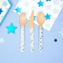 Set de 24 cubiertos de madera con estrellas en tonos azules Set de 24 cubiertos de madera con estrellas en tonos azules